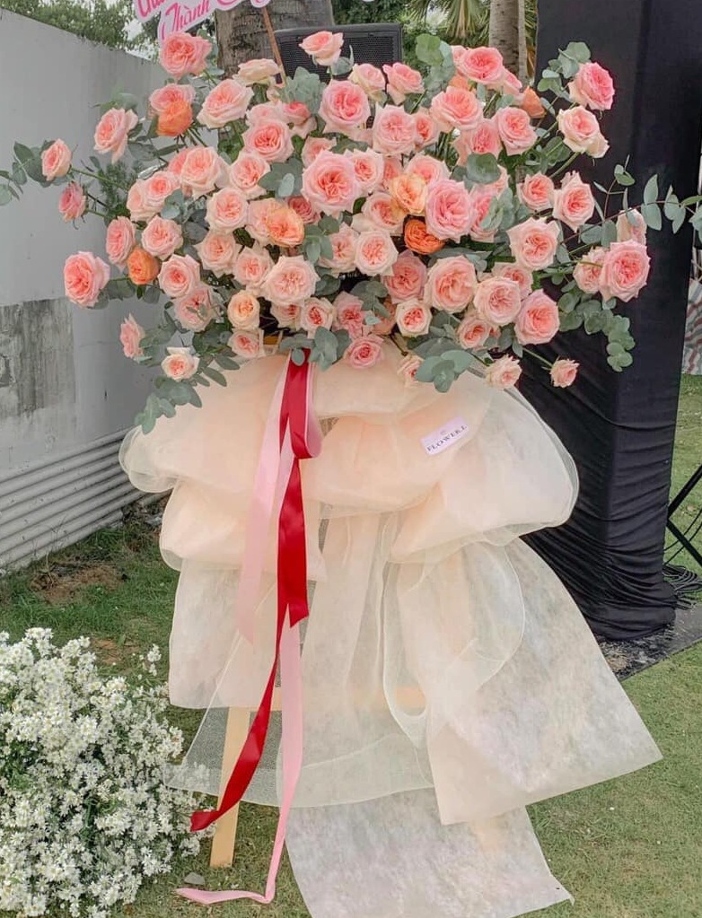 Kệ hoa chúc mừng tông hồng