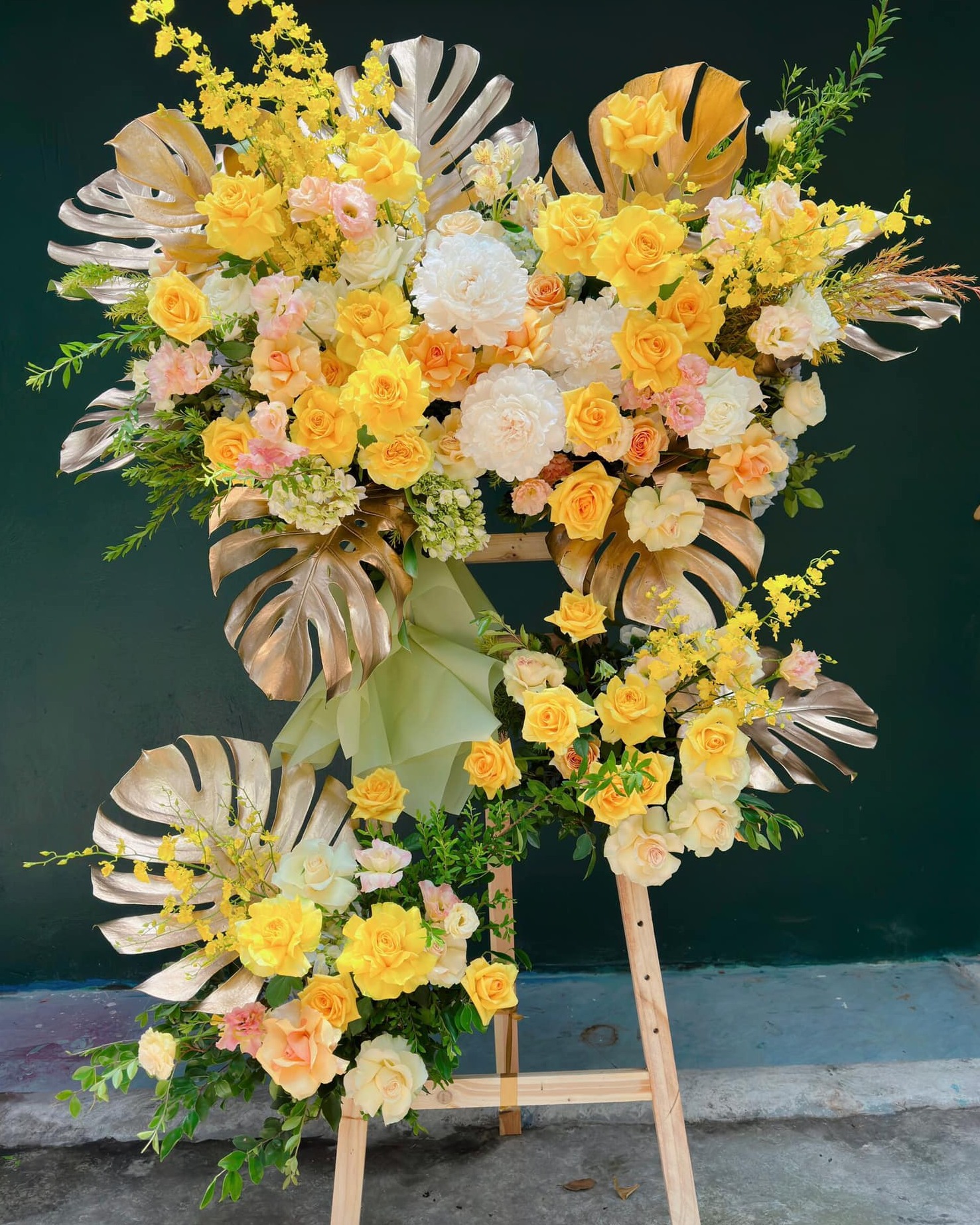 Kệ khai trương tông vàng