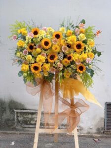 Kệ chúc mừng màu vàng