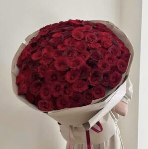 Bó hồng đỏ đậm