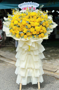 kệ hoa khai trương màu vàng