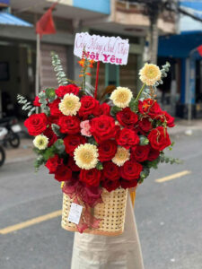 Giỏ hoa tông đỏ may mắn