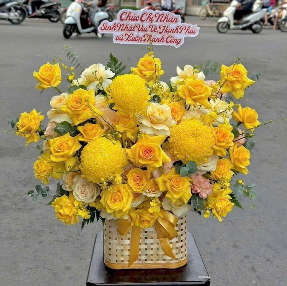 Giỏ hoa tông vàng