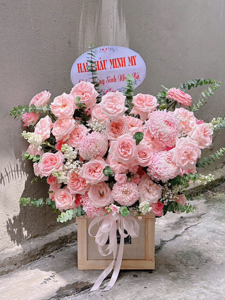 Giỏ hoa tông hồng