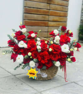 Giỏ hoa tông đỏ
